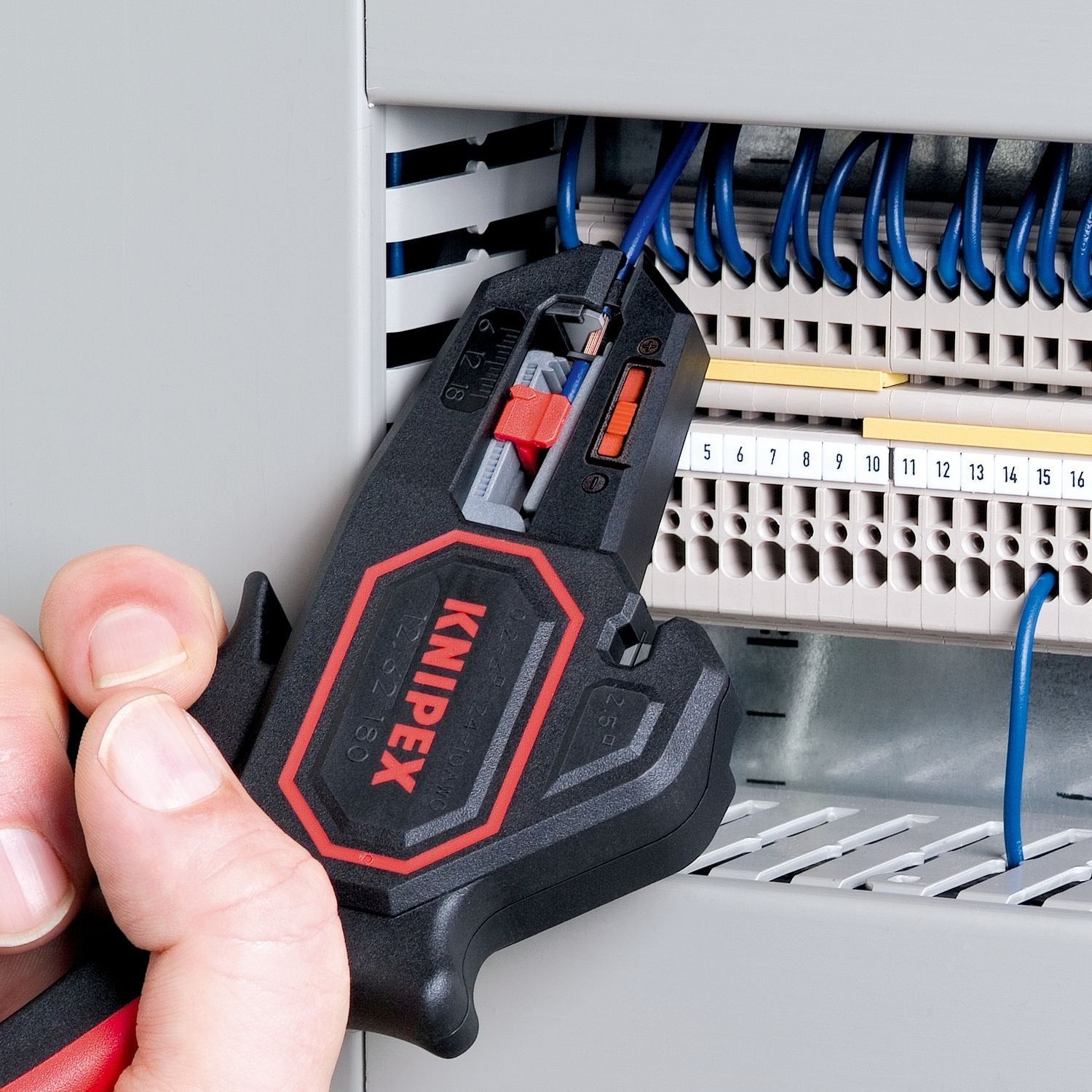 https://api.mastertools.nl/media/catalog/product/cache/4ac98b0d5e81b56bd000310ba88c60e0/6/7/6750216421561-12-1262180-02-pow-a-02.jpg