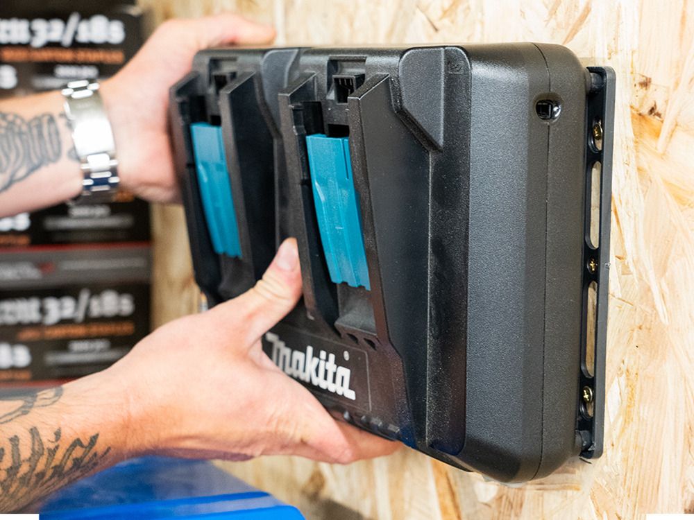 https://api.mastertools.nl/media/catalog/product/cache/4ac98b0d5e81b56bd000310ba88c60e0/b/c/bc-black-04_11ea8b247b.jpg