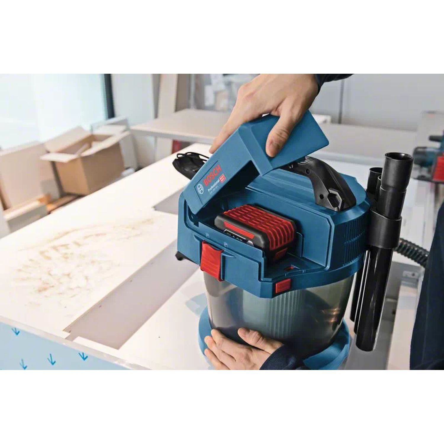 https://api.mastertools.nl/media/catalog/product/cache/4ac98b0d5e81b56bd000310ba88c60e0/b/o/bosch-professional-gas-18v-10-l-premium-accu-stofzuiger-10l-l-klasse-18v-basic-body-06019c6302-3165140995405-mastertools_nl-4.jpg