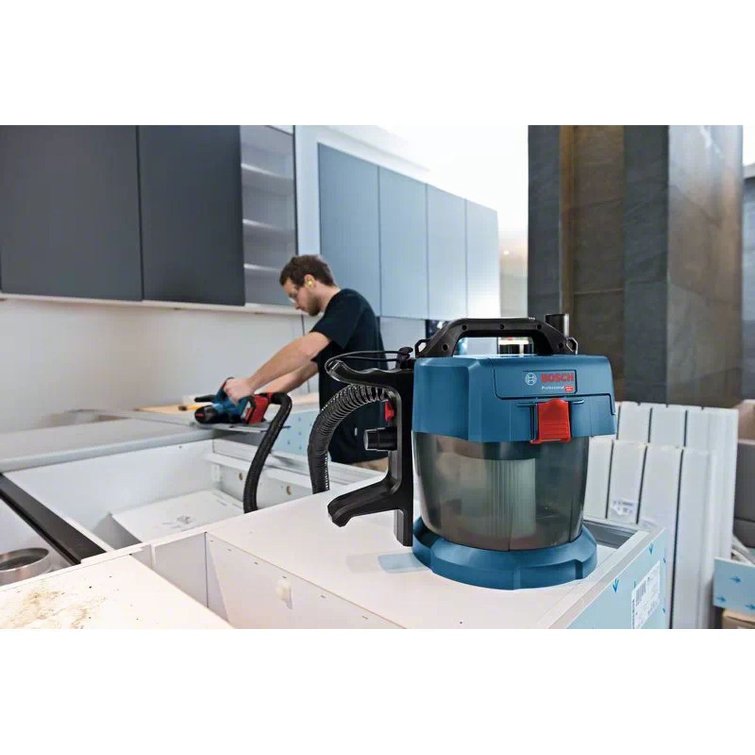 https://api.mastertools.nl/media/catalog/product/cache/4ac98b0d5e81b56bd000310ba88c60e0/b/o/bosch-professional-gas-18v-10-l-premium-accu-stofzuiger-10l-l-klasse-18v-basic-body-06019c6302-3165140995405-mastertools_nl-6.jpg