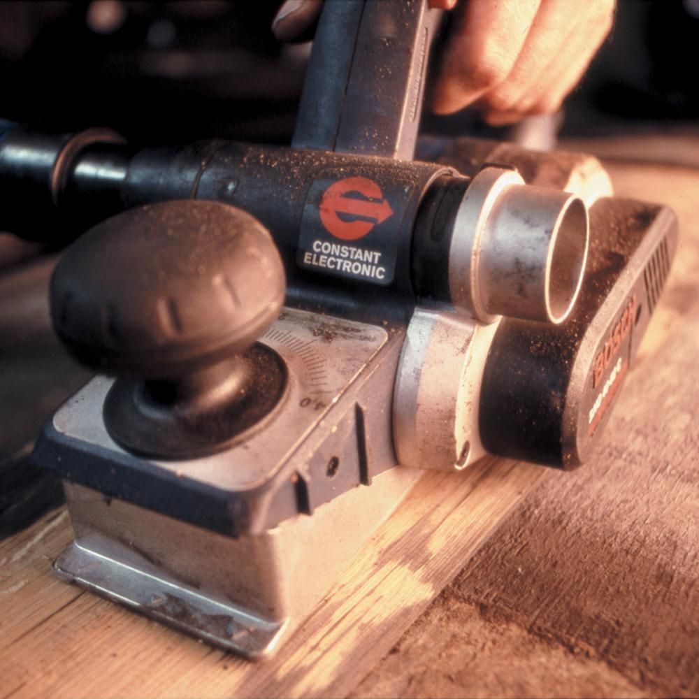 https://api.mastertools.nl/media/catalog/product/cache/4ac98b0d5e81b56bd000310ba88c60e0/b/o/bosch-professional-gho-40-82-c-schaafmachine-82mm-850w-230v-in-koffer-3165140305600-mastertools_nl-4.jpg