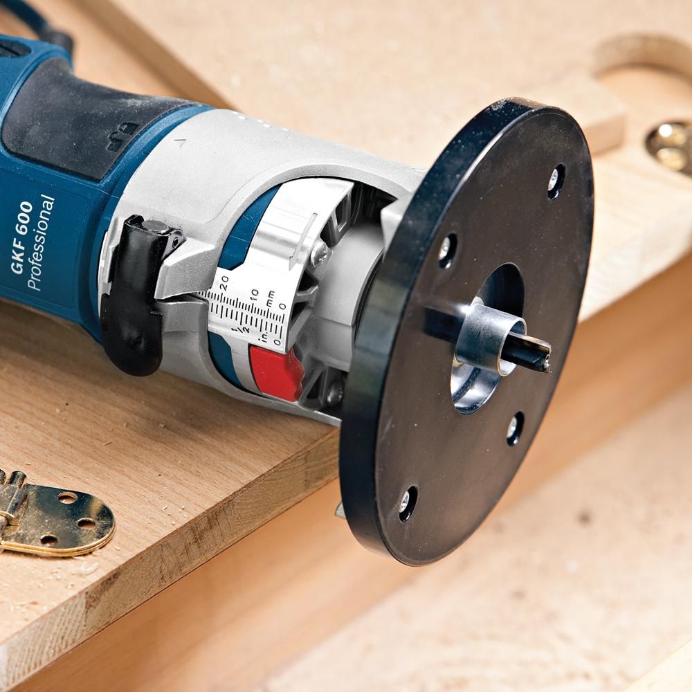 https://api.mastertools.nl/media/catalog/product/cache/4ac98b0d5e81b56bd000310ba88c60e0/b/o/bosch-professional-gkf-600-kantenfreesmachine-600w-060160a100-3165140428873-mastertools_nl-4.jpg