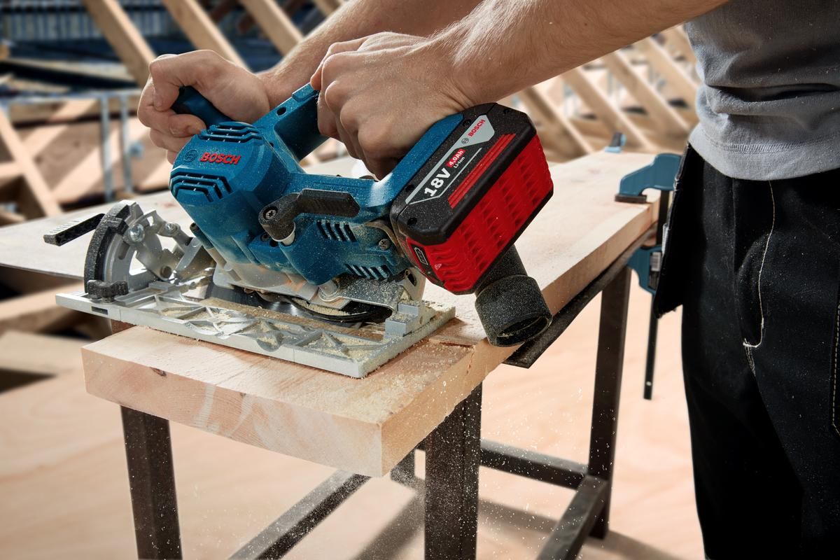 https://api.mastertools.nl/media/catalog/product/cache/4ac98b0d5e81b56bd000310ba88c60e0/b/o/bosch-professional-gks-18v-57-2-accu-cirkelzaag-18v-basic-body-06016c1200-4059952610573-mastertools_nl-8.jpg