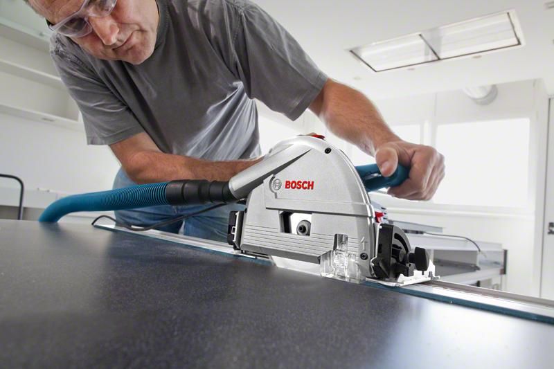 https://api.mastertools.nl/media/catalog/product/cache/4ac98b0d5e81b56bd000310ba88c60e0/b/o/bosch-professional-gkt-55-gce-invalzaag-o165-1400w-2x-geleiderail-in-l-boxx-0615990m9b-4059952639048-mastertools_nl-3.jpg