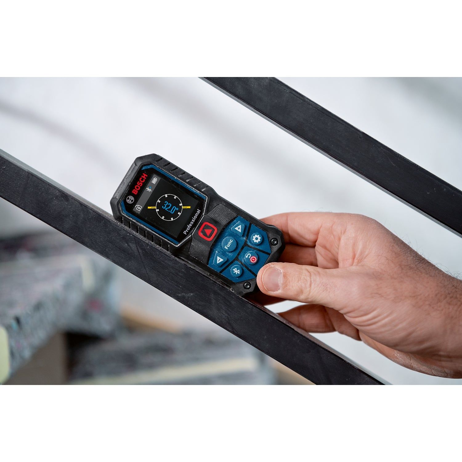 https://api.mastertools.nl/media/catalog/product/cache/4ac98b0d5e81b56bd000310ba88c60e0/b/o/bosch-professional-glm-50-27-c-laserafstandsmeter-50m-rood-0601072t00-4059952518824-mastertools_nl-7.jpg