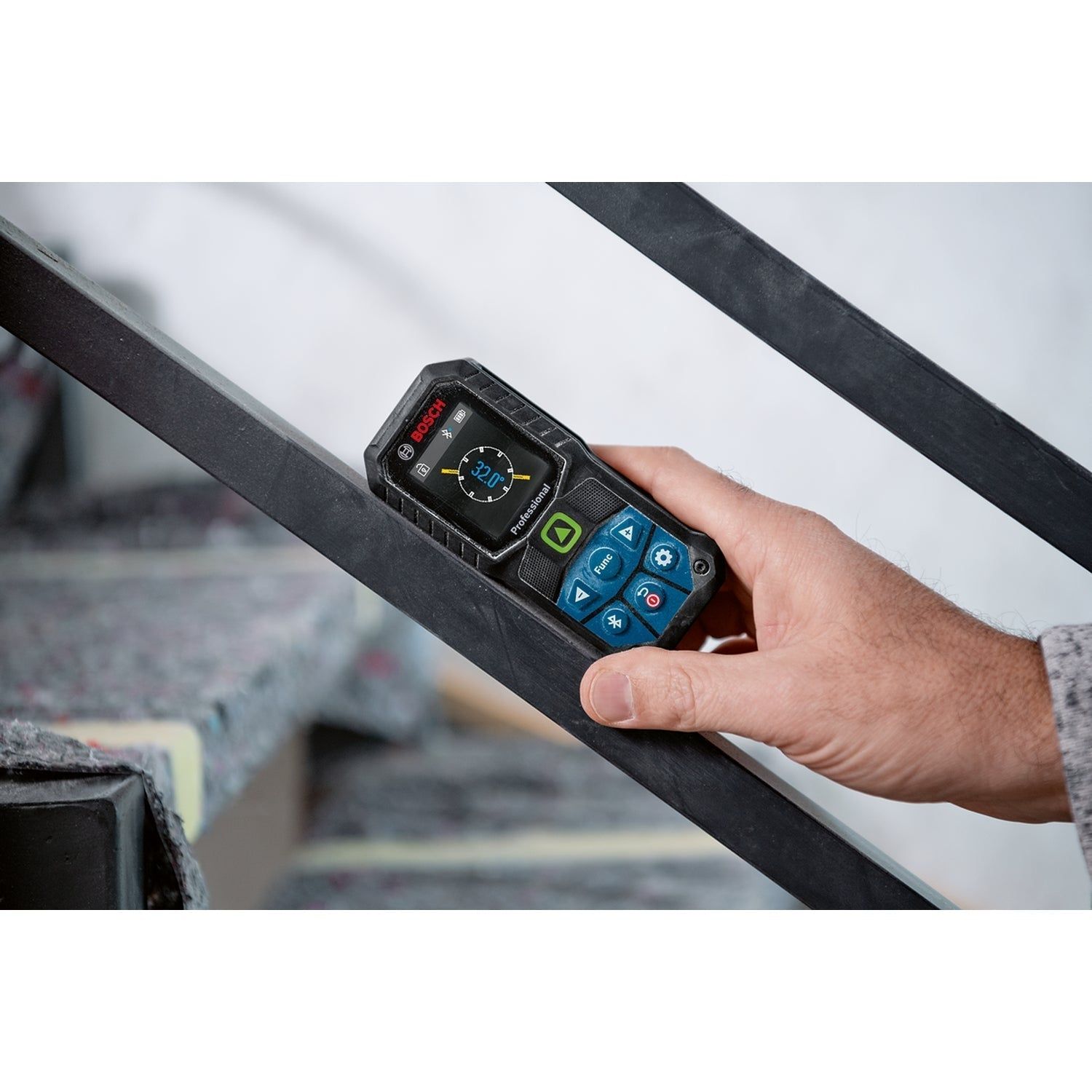 https://api.mastertools.nl/media/catalog/product/cache/4ac98b0d5e81b56bd000310ba88c60e0/b/o/bosch-professional-glm-50-27-cg-laserafstandsmeter-50m-groen-0601072u00-4059952518831-mastertools_nl-6.jpg