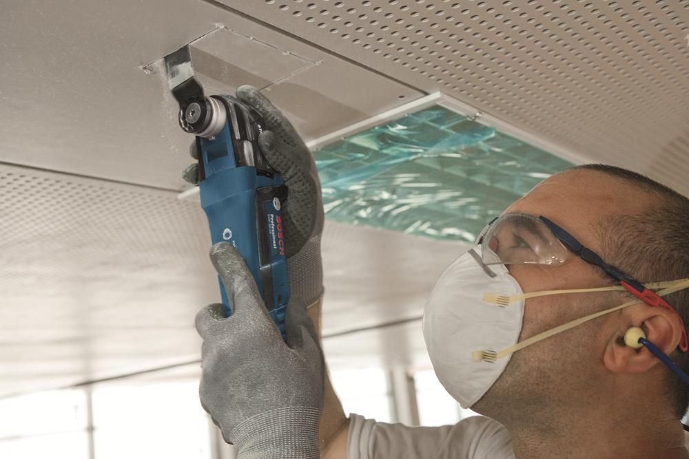 https://api.mastertools.nl/media/catalog/product/cache/4ac98b0d5e81b56bd000310ba88c60e0/b/o/bosch-professional-gop-40-30-multitool-in-l-boxx-accessoires-3165140817011-mastertools_nl-4.jpg