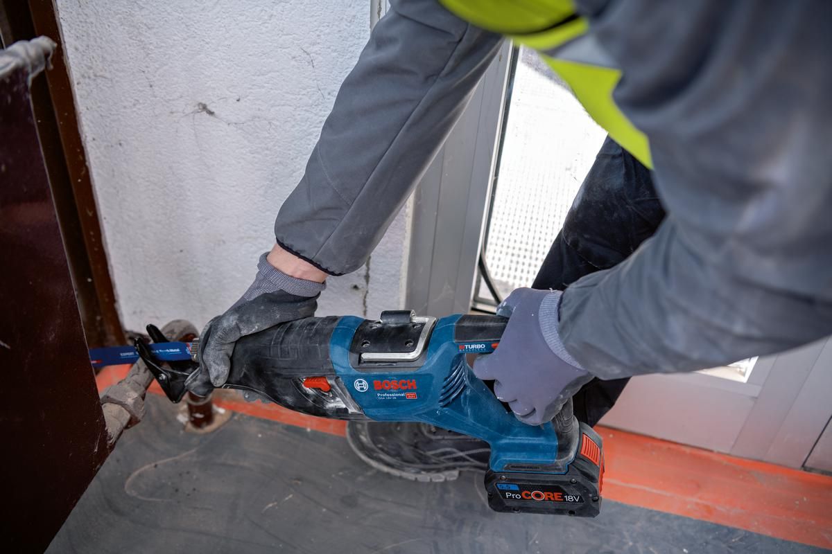 https://api.mastertools.nl/media/catalog/product/cache/4ac98b0d5e81b56bd000310ba88c60e0/b/o/bosch-professional-gsa-18v-28-accu-reciprozaag-biturbo-18v-basic-body-in-l-boxx-06016c0001-4059952581477-mastertools_nl-10.jpg