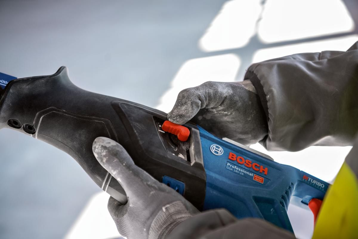 https://api.mastertools.nl/media/catalog/product/cache/4ac98b0d5e81b56bd000310ba88c60e0/b/o/bosch-professional-gsa-18v-28-accu-reciprozaag-biturbo-18v-basic-body-in-l-boxx-06016c0001-4059952581477-mastertools_nl-9.jpg