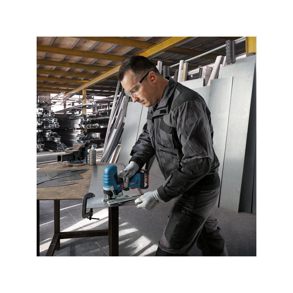 https://api.mastertools.nl/media/catalog/product/cache/4ac98b0d5e81b56bd000310ba88c60e0/b/o/bosch-professional-gst-18v-125-s-accu-decoupeerzaag-18v-basic-body-in-l-boxx-06015b2000-4059952589077-mastertools_nl-7.jpg