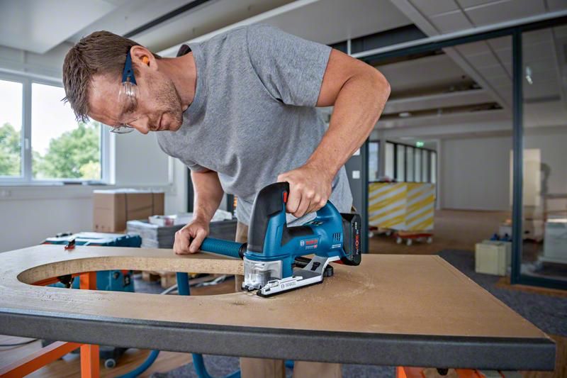 https://api.mastertools.nl/media/catalog/product/cache/4ac98b0d5e81b56bd000310ba88c60e0/b/o/bosch-professional-gst-18v-155-bc-accu-decoupeerzaag-18v-basic-body-in-l-boxx-06015b1000-4059592545950-mastertools_nl-4.jpg