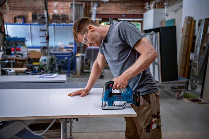 https://api.mastertools.nl/media/catalog/product/cache/4ac98b0d5e81b56bd000310ba88c60e0/b/o/bosch-professional-gst-18v-155-bc-accu-decoupeerzaag-18v-basic-body-in-l-boxx-06015b1000-4059592545950-mastertools_nl-5.jpg