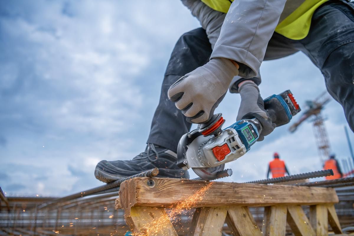 https://api.mastertools.nl/media/catalog/product/cache/4ac98b0d5e81b56bd000310ba88c60e0/b/o/bosch-professional-gwx-18v-15-psc-accu-haakse-slijper-125mm-18v-8_0ah-in-l-boxx-06019h6g01-4059952610061-mastertools_nl-5.jpg