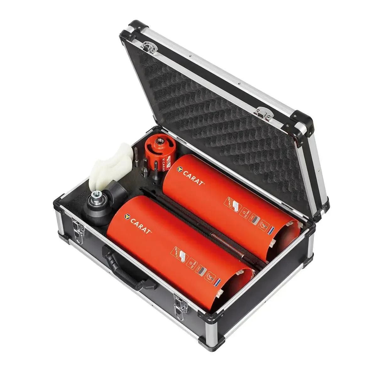 https://api.mastertools.nl/media/catalog/product/cache/4ac98b0d5e81b56bd000310ba88c60e0/c/a/carat-droogboorset-o82-132-162dustecadaptersalu-koffer-8714452021101-mastertools_nl.jpg