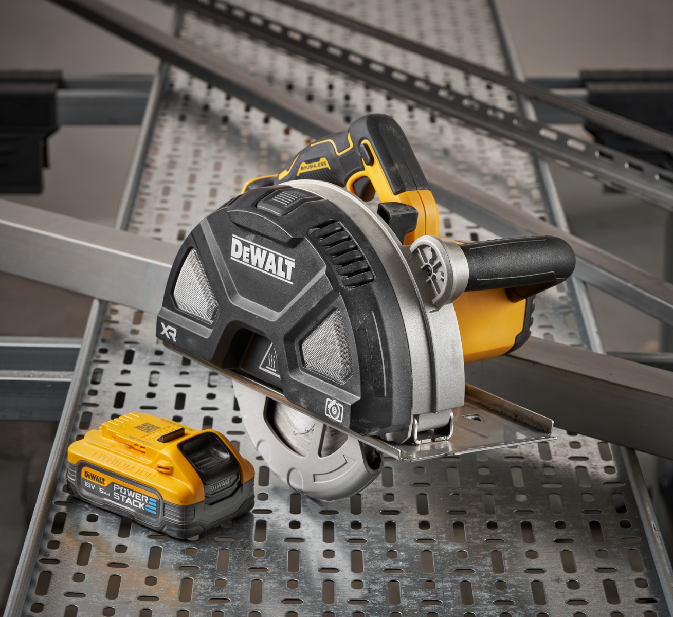 https://api.mastertools.nl/media/catalog/product/cache/4ac98b0d5e81b56bd000310ba88c60e0/d/c/dcs383h2_e1.png