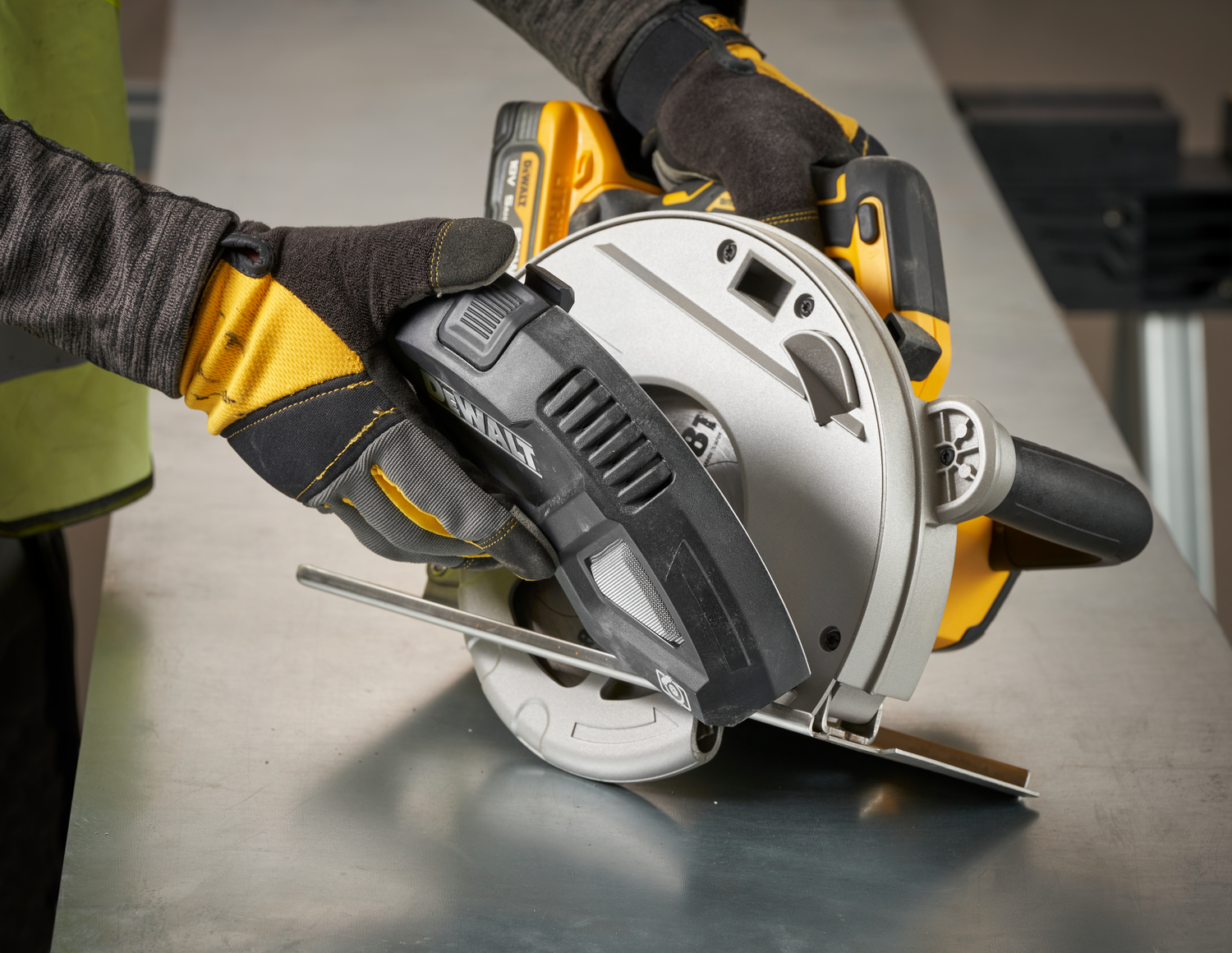 https://api.mastertools.nl/media/catalog/product/cache/4ac98b0d5e81b56bd000310ba88c60e0/d/c/dcs383h2_f2.png