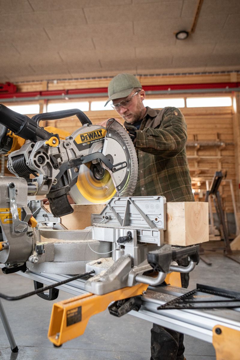https://api.mastertools.nl/media/catalog/product/cache/4ac98b0d5e81b56bd000310ba88c60e0/d/c/dcs782n_a25.jpg