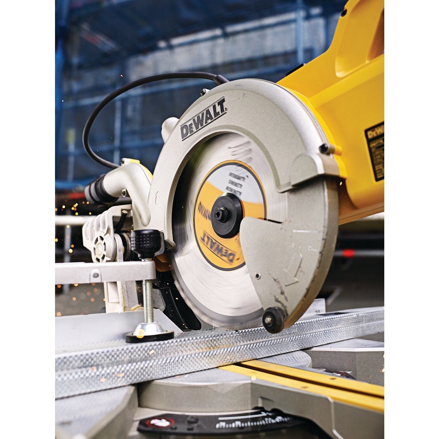 https://api.mastertools.nl/media/catalog/product/cache/4ac98b0d5e81b56bd000310ba88c60e0/d/e/dewalt-cirkelzaagblad-voor-aluminium-o-305mm-asgat-30mm-80t-dt1916-qz-5035048093344-mastertools_nl-3.jpg