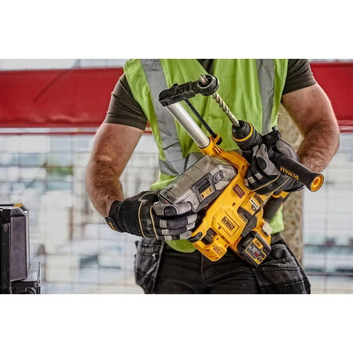 https://api.mastertools.nl/media/catalog/product/cache/4ac98b0d5e81b56bd000310ba88c60e0/d/e/dewalt-d25303dh-18v-stofafzuigsysteem-voor-sds-plus-combihamers-5035048557389-mastertools_nl-3.jpg