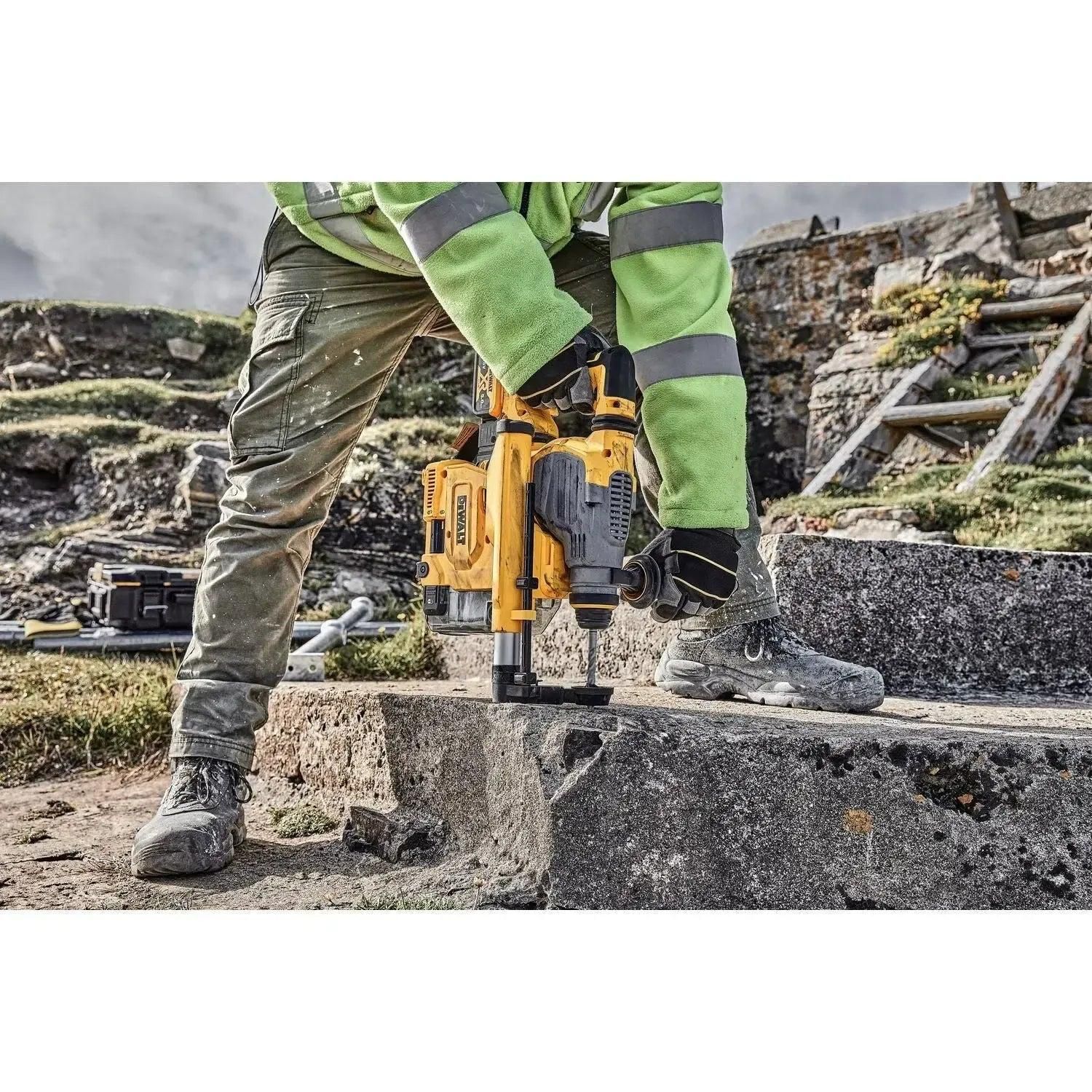 https://api.mastertools.nl/media/catalog/product/cache/4ac98b0d5e81b56bd000310ba88c60e0/d/e/dewalt-d25303dh-18v-stofafzuigsysteem-voor-sds-plus-combihamers-5035048557389-mastertools_nl-4.jpg