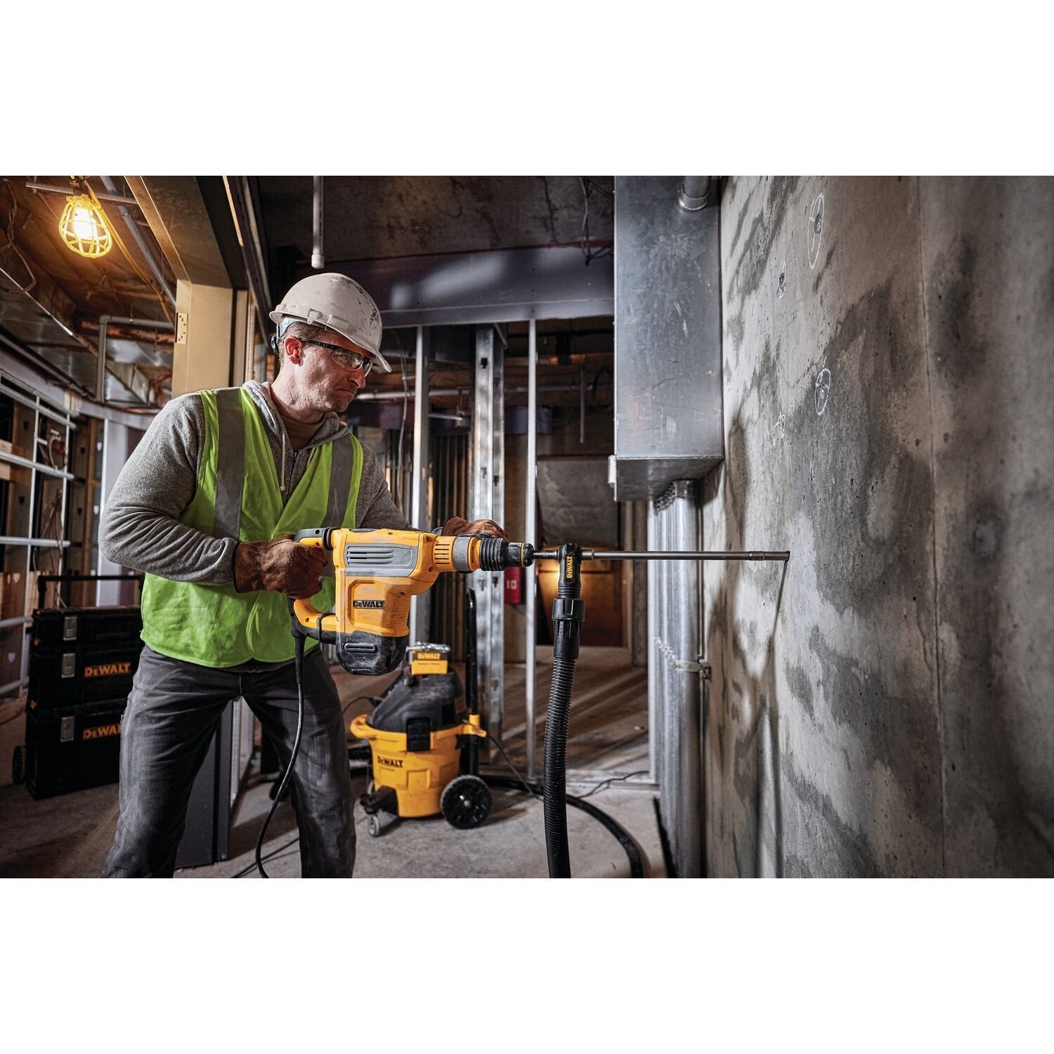 https://api.mastertools.nl/media/catalog/product/cache/4ac98b0d5e81b56bd000310ba88c60e0/d/e/dewalt-d25614k-combihamer-sds-max-1350w-met-utc-antirotatie-systeem-5035048722992-mastertools_nl-8.jpg