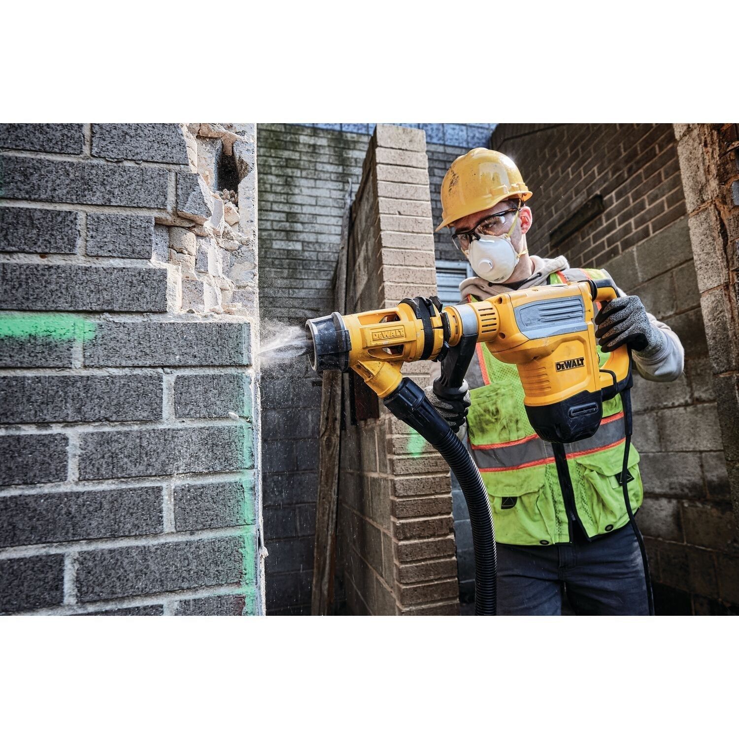 https://api.mastertools.nl/media/catalog/product/cache/4ac98b0d5e81b56bd000310ba88c60e0/d/e/dewalt-d25614k-combihamer-sds-max-1350w-met-utc-antirotatie-systeem-5035048722992-mastertools_nl-9.jpg