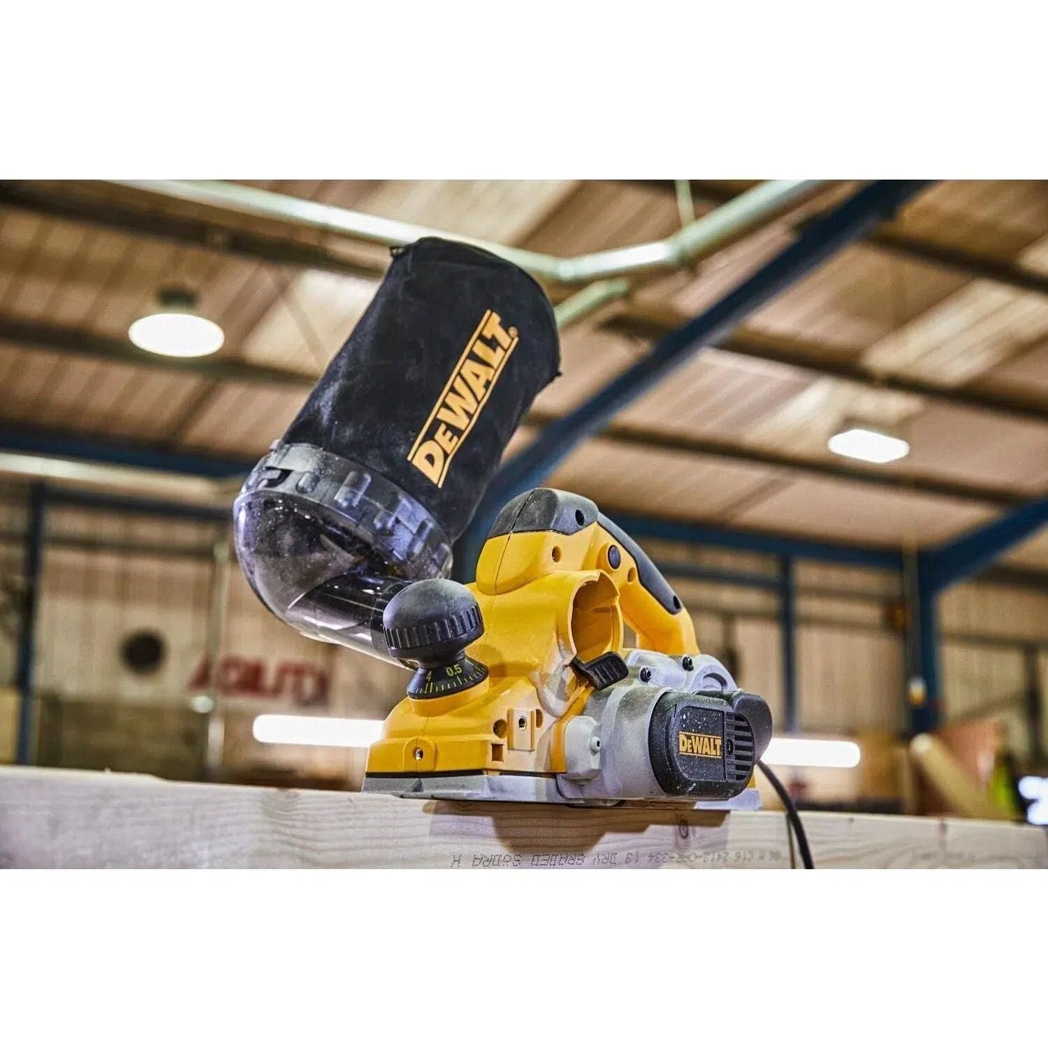 https://api.mastertools.nl/media/catalog/product/cache/4ac98b0d5e81b56bd000310ba88c60e0/d/e/dewalt-d26500k-schaafmachine-1050w-in-koffer-5035048129432-mastertools_nl-2.jpg
