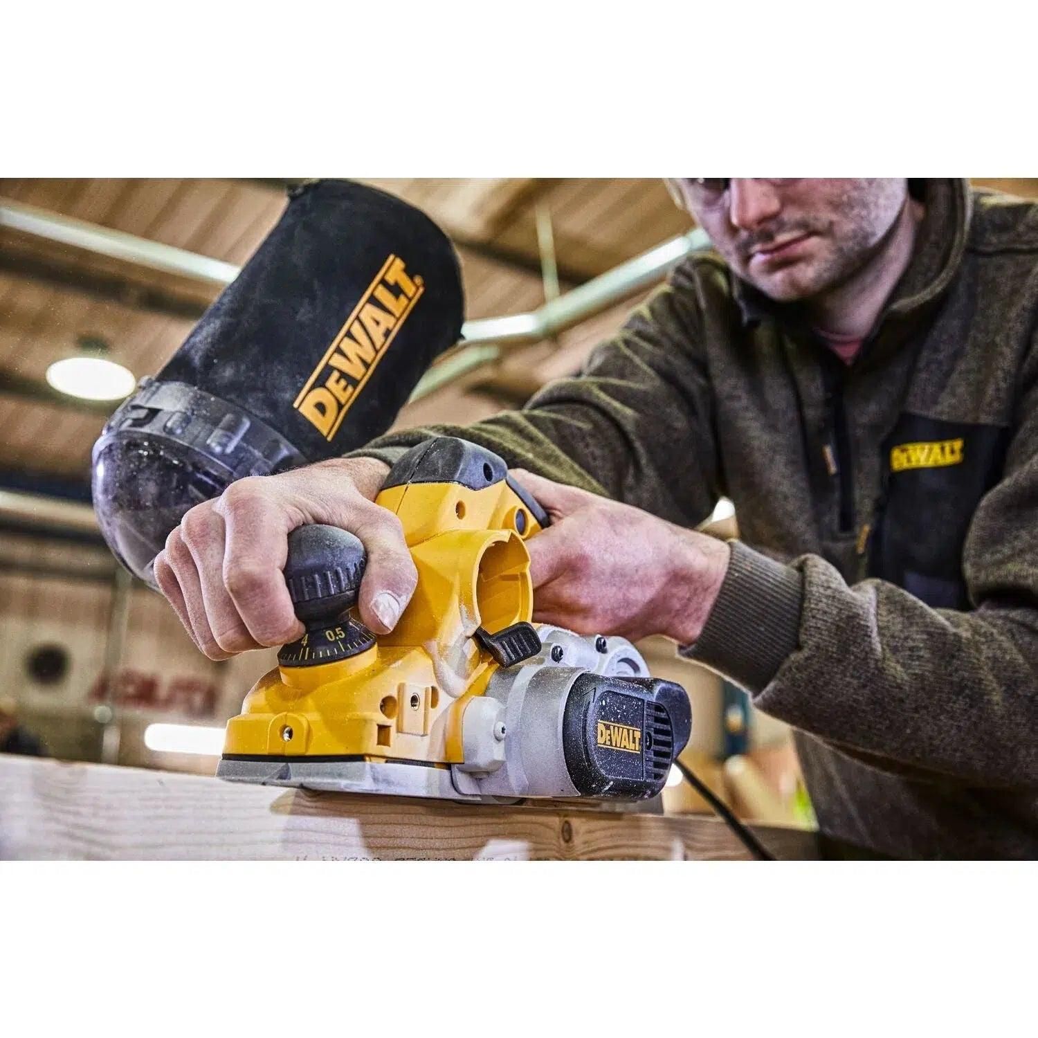 https://api.mastertools.nl/media/catalog/product/cache/4ac98b0d5e81b56bd000310ba88c60e0/d/e/dewalt-d26500k-schaafmachine-1050w-in-koffer-5035048129432-mastertools_nl-3.jpg