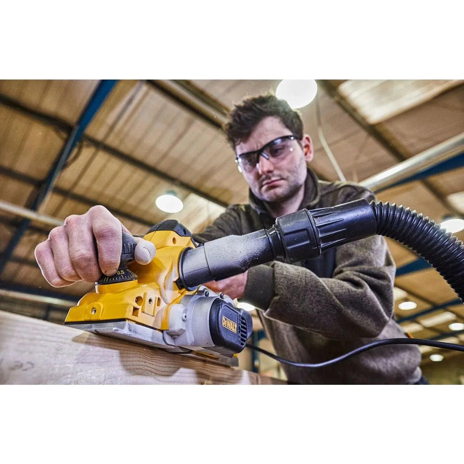 https://api.mastertools.nl/media/catalog/product/cache/4ac98b0d5e81b56bd000310ba88c60e0/d/e/dewalt-d26500k-schaafmachine-1050w-in-koffer-5035048129432-mastertools_nl-4.jpg