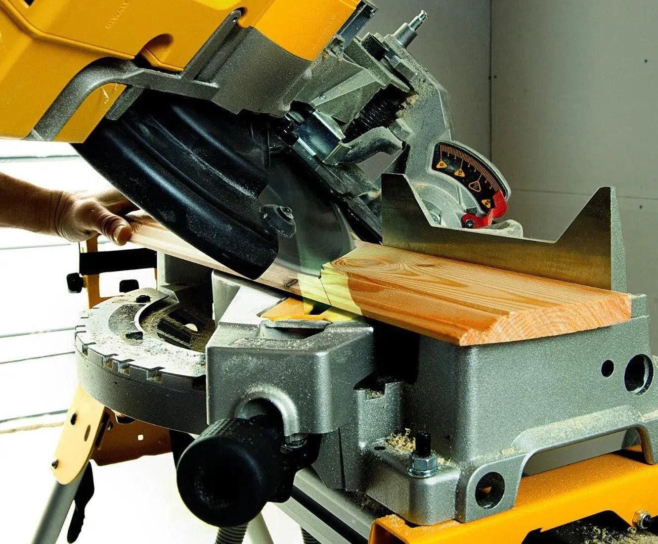 https://api.mastertools.nl/media/catalog/product/cache/4ac98b0d5e81b56bd000310ba88c60e0/d/e/dewalt-d27113-afkortzaag-tafelzaag-met-xps-5035048332818-mastertools_nl-2.jpg