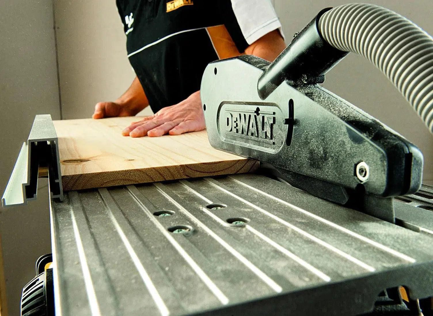 https://api.mastertools.nl/media/catalog/product/cache/4ac98b0d5e81b56bd000310ba88c60e0/d/e/dewalt-d27113-afkortzaag-tafelzaag-met-xps-5035048332818-mastertools_nl-3.jpg