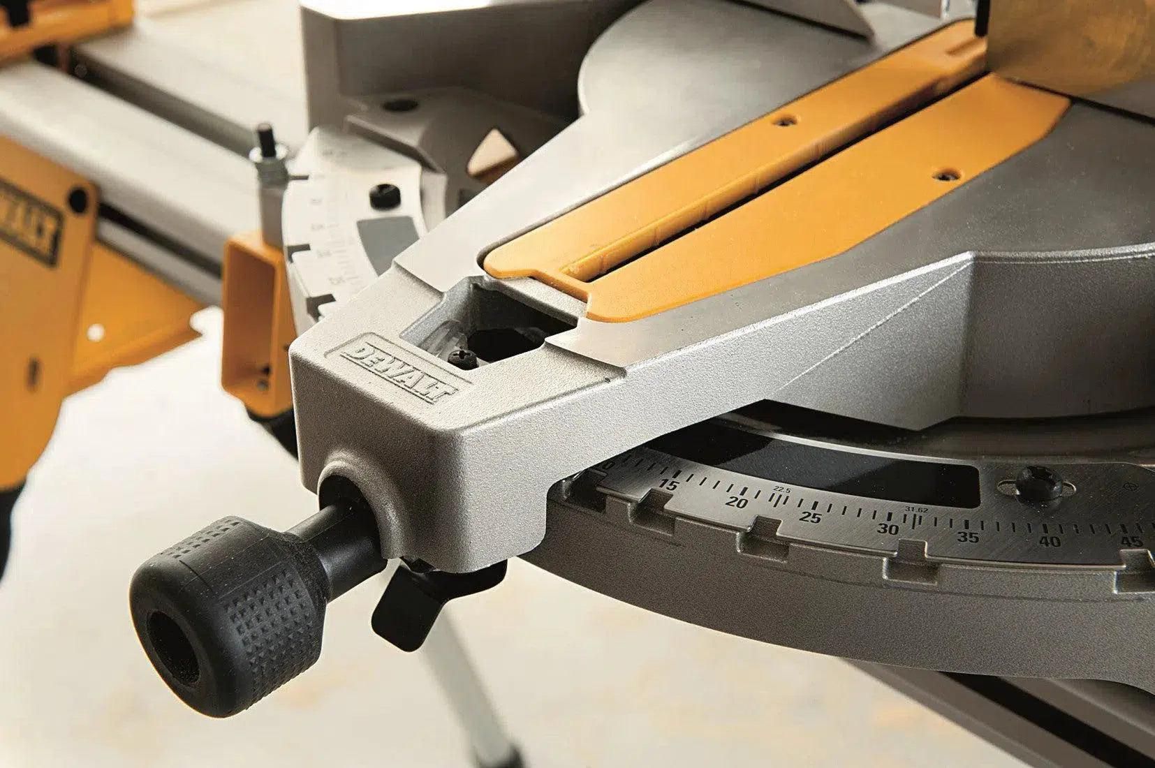 https://api.mastertools.nl/media/catalog/product/cache/4ac98b0d5e81b56bd000310ba88c60e0/d/e/dewalt-d27113-afkortzaag-tafelzaag-met-xps-5035048332818-mastertools_nl-4.jpg