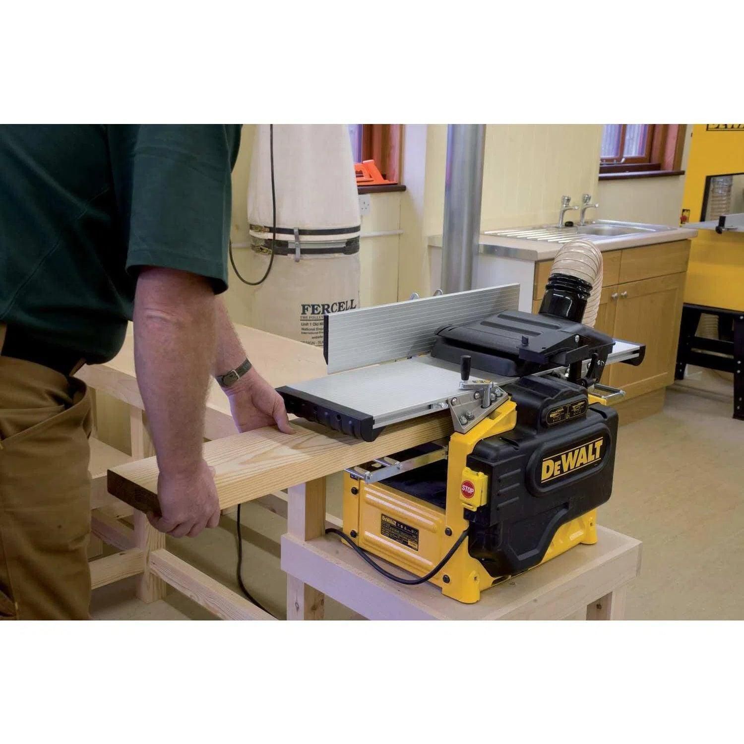 https://api.mastertools.nl/media/catalog/product/cache/4ac98b0d5e81b56bd000310ba88c60e0/d/e/dewalt-d27300-vlak-en-vandiktebank-1600w-5035048130711-mastertools_nl-4.jpg