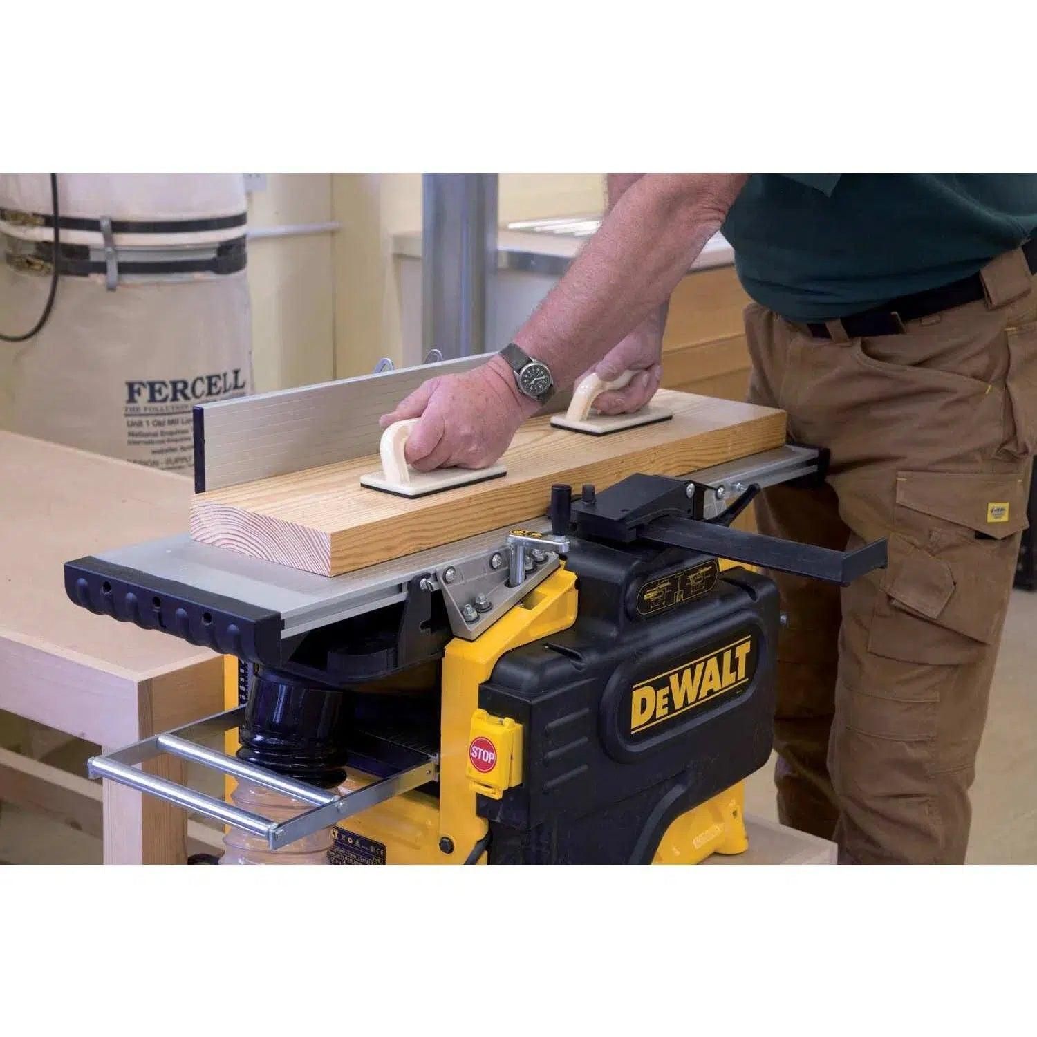 https://api.mastertools.nl/media/catalog/product/cache/4ac98b0d5e81b56bd000310ba88c60e0/d/e/dewalt-d27300-vlak-en-vandiktebank-1600w-5035048130711-mastertools_nl-5.jpg