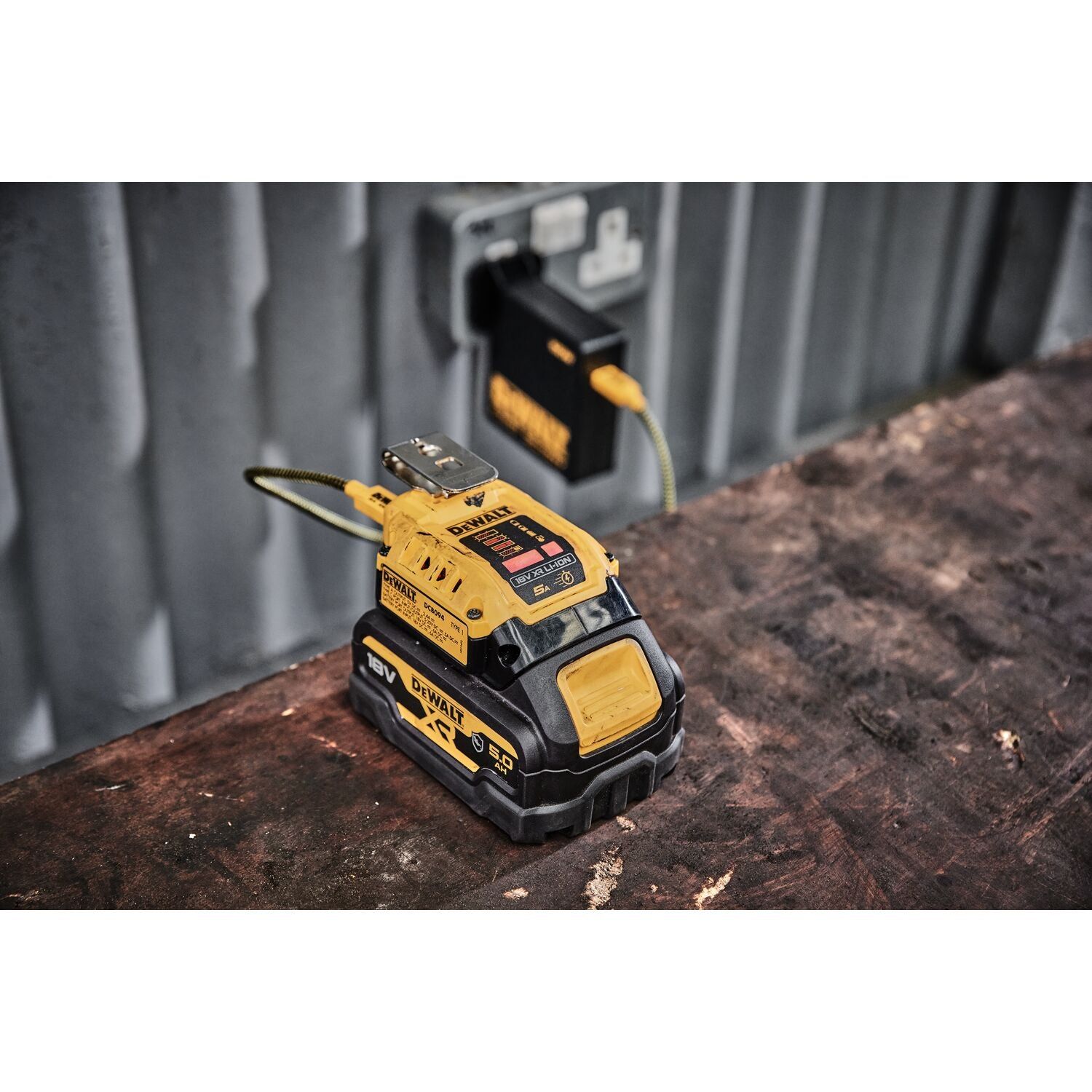 https://api.mastertools.nl/media/catalog/product/cache/4ac98b0d5e81b56bd000310ba88c60e0/d/e/dewalt-dcb094k-usb-laadadapter-18v-xr-5054905302313-mastertools_nl-3.jpg