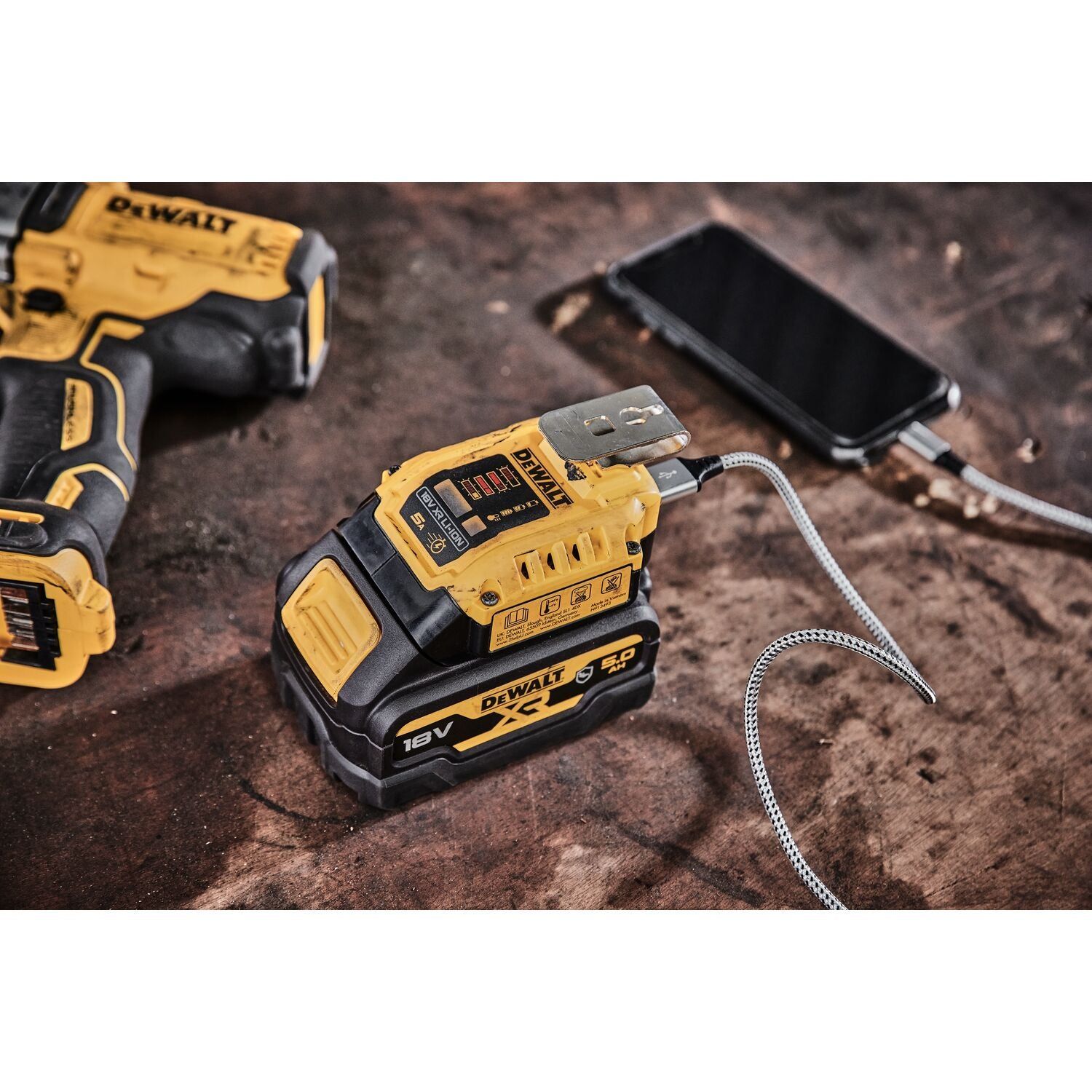 https://api.mastertools.nl/media/catalog/product/cache/4ac98b0d5e81b56bd000310ba88c60e0/d/e/dewalt-dcb094k-usb-laadadapter-18v-xr-5054905302313-mastertools_nl-4.jpg