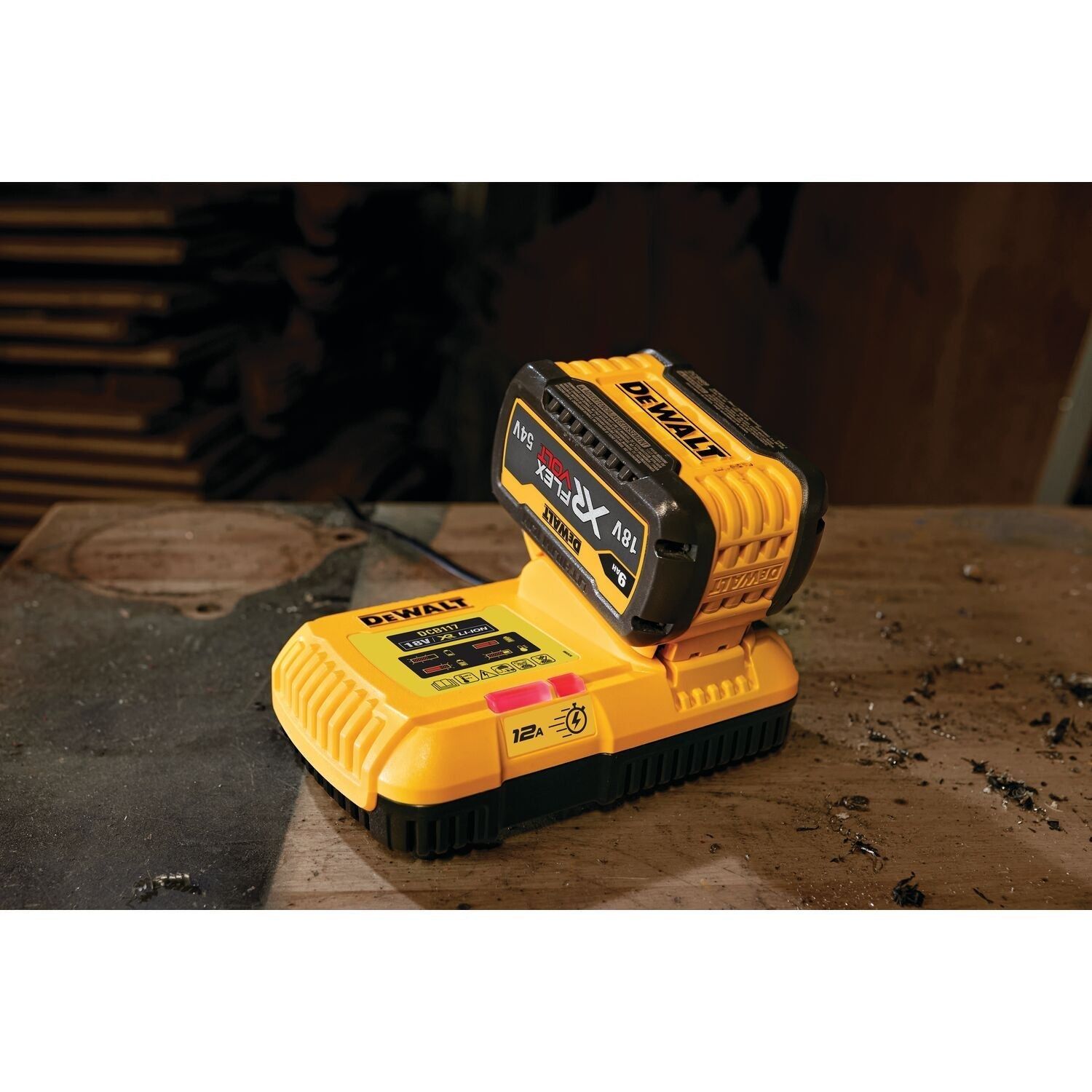 https://api.mastertools.nl/media/catalog/product/cache/4ac98b0d5e81b56bd000310ba88c60e0/d/e/dewalt-dcb117-snellader-18v-54v-xr-flexvolt-5035048729892-mastertools_nl-3.jpg