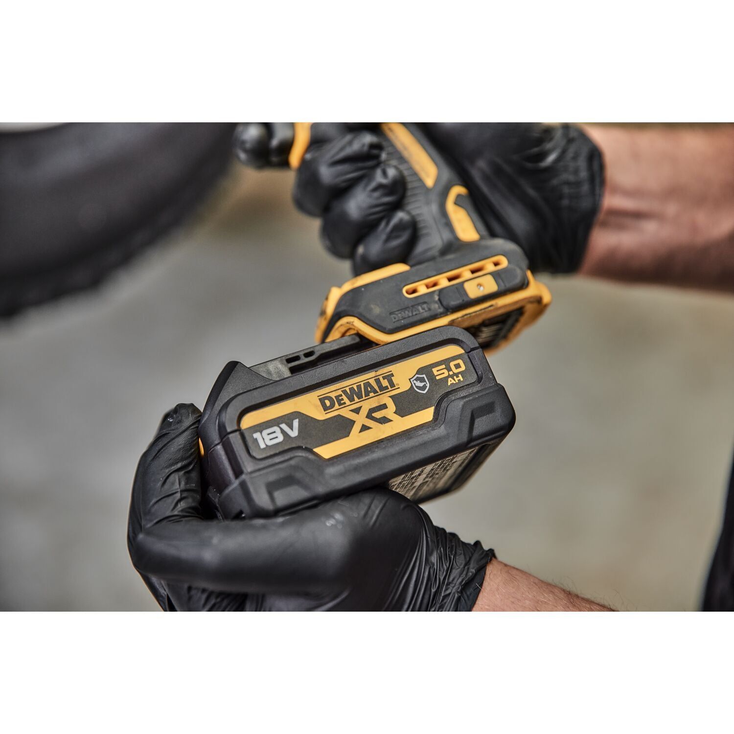 https://api.mastertools.nl/media/catalog/product/cache/4ac98b0d5e81b56bd000310ba88c60e0/d/e/dewalt-dcb184g-accu-18v-5_0ah-olie-schokbestendig-5035048735862-mastertools_nl-6.jpg