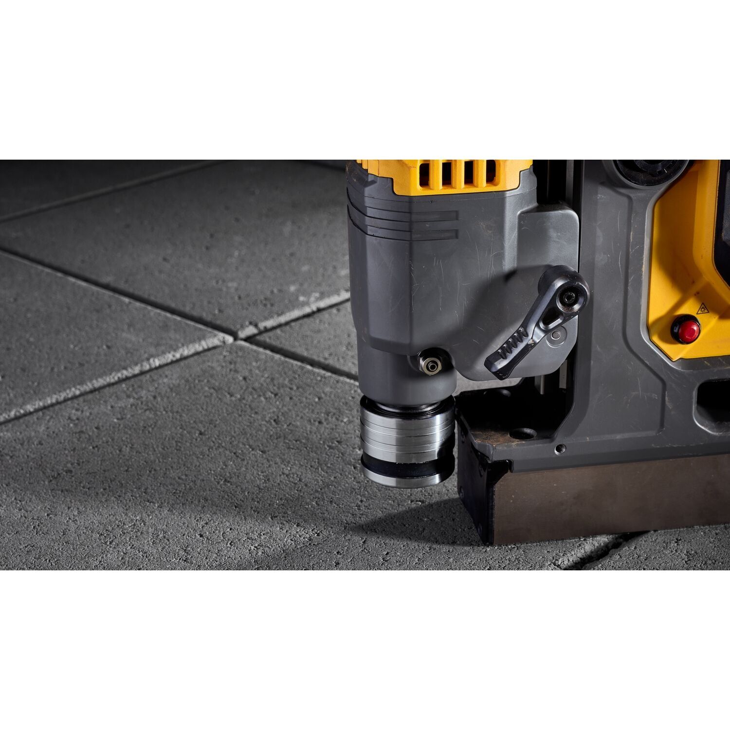 https://api.mastertools.nl/media/catalog/product/cache/4ac98b0d5e81b56bd000310ba88c60e0/d/e/dewalt-dcd1623n-accu-magnetische-kernboormachine-flexvolt-advantage-54v-xr-basic-body-5035048750087-mastertools_nl-15.jpg