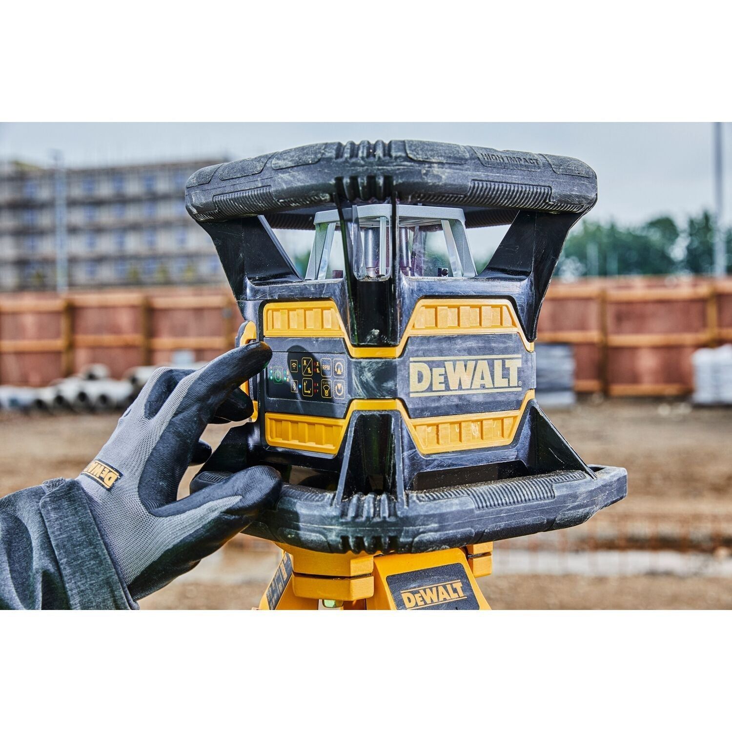 https://api.mastertools.nl/media/catalog/product/cache/4ac98b0d5e81b56bd000310ba88c60e0/d/e/dewalt-dce080d1gs-set-roterende-laser-bt-18v-xr-met-statief-de0736-meetlat-de0737-5054905278489-mastertools_nl-8.jpg