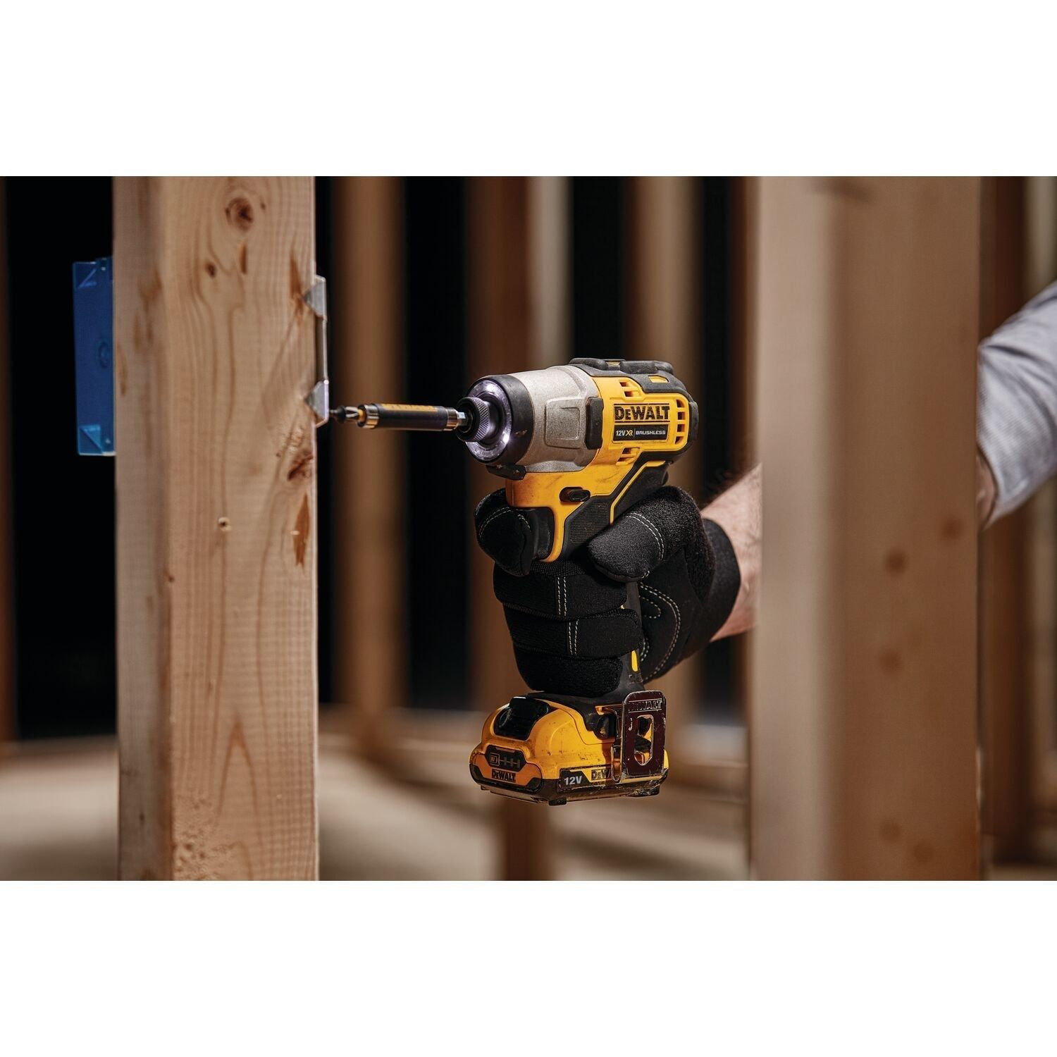 https://api.mastertools.nl/media/catalog/product/cache/4ac98b0d5e81b56bd000310ba88c60e0/d/e/dewalt-dcf801d2-accu-slagschroevendraaier-12v-xr-2_0ah-li-ion-5035048709979-mastertools_nl-5.jpg