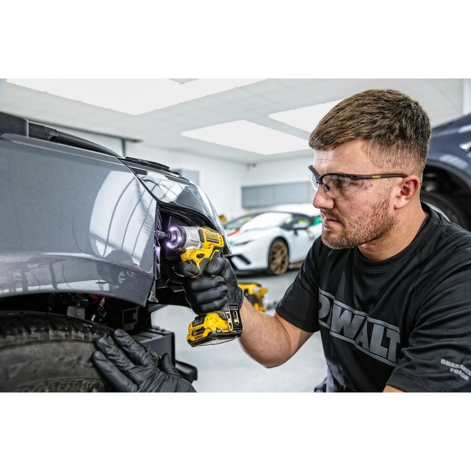 https://api.mastertools.nl/media/catalog/product/cache/4ac98b0d5e81b56bd000310ba88c60e0/d/e/dewalt-dcf801d2-accu-slagschroevendraaier-12v-xr-2_0ah-li-ion-5035048709979-mastertools_nl-7.jpg