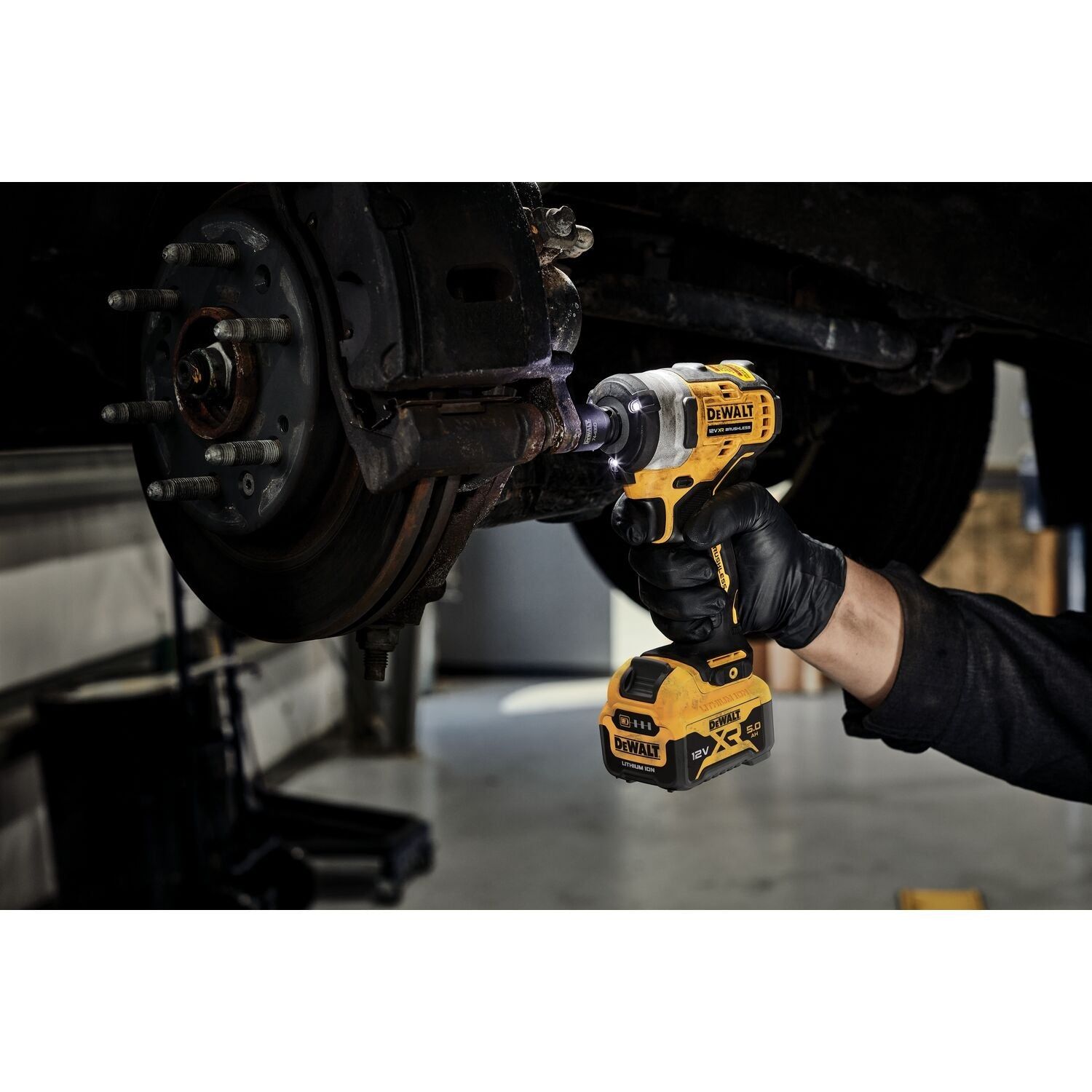 https://api.mastertools.nl/media/catalog/product/cache/4ac98b0d5e81b56bd000310ba88c60e0/d/e/dewalt-dcf901p1-accu-slagmoersleutel-12-brushless-12v-xr-5_0ah-in-koffer-5035048739495-mastertools_nl-5.jpg