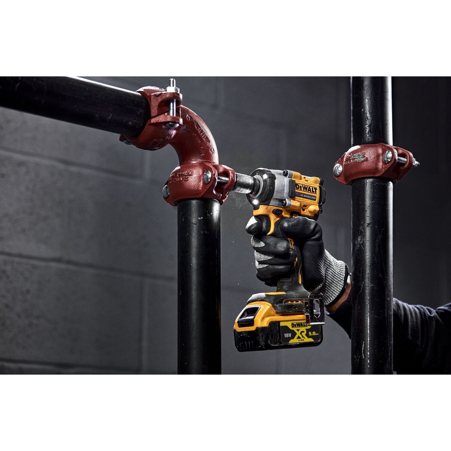 https://api.mastertools.nl/media/catalog/product/cache/4ac98b0d5e81b56bd000310ba88c60e0/d/e/dewalt-dcf922nt-compacte-accu-slagmoersleutel-met-12-pinaansluiting-brushless-18v-xr-basic-body-in-tstak-5035048743805-mastertools_nl-7.jpg