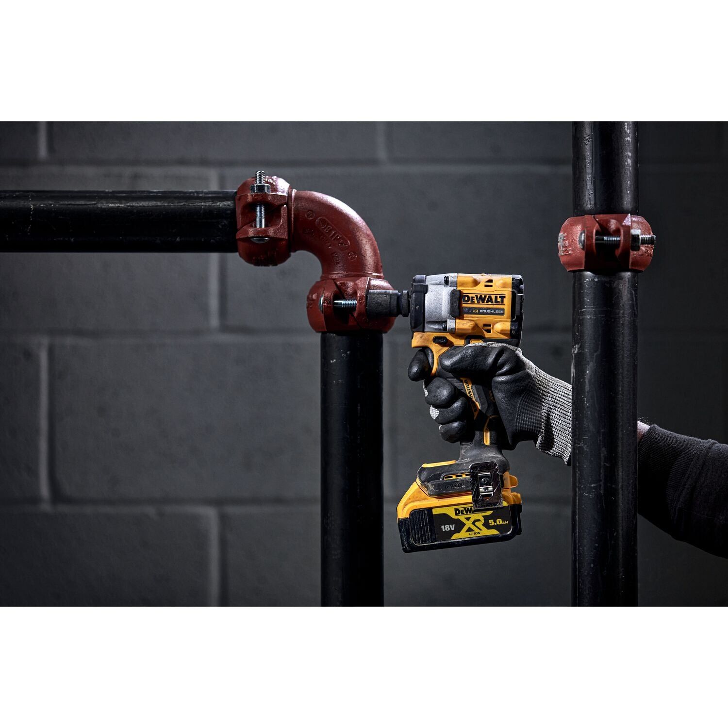 https://api.mastertools.nl/media/catalog/product/cache/4ac98b0d5e81b56bd000310ba88c60e0/d/e/dewalt-dcf923n-compacte-accu-slagmoersleutel-met-38-frictieringaansluiting-brushless-18v-xr-basic-body-5035048752401-mastertools_nl-5.jpg