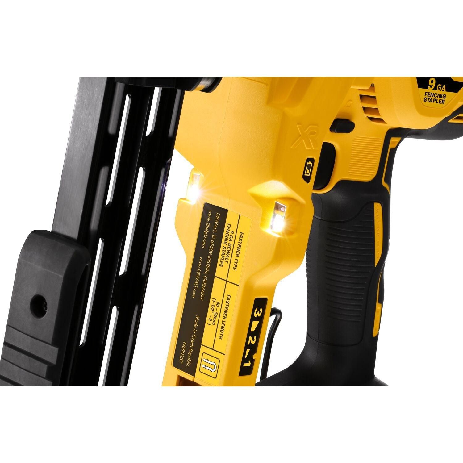 https://api.mastertools.nl/media/catalog/product/cache/4ac98b0d5e81b56bd000310ba88c60e0/d/e/dewalt-dcfs950n-accu-constructietacker-voor-hekwerk-9ga-18v-basic-body-5035048699850-mastertools_nl-7.jpg