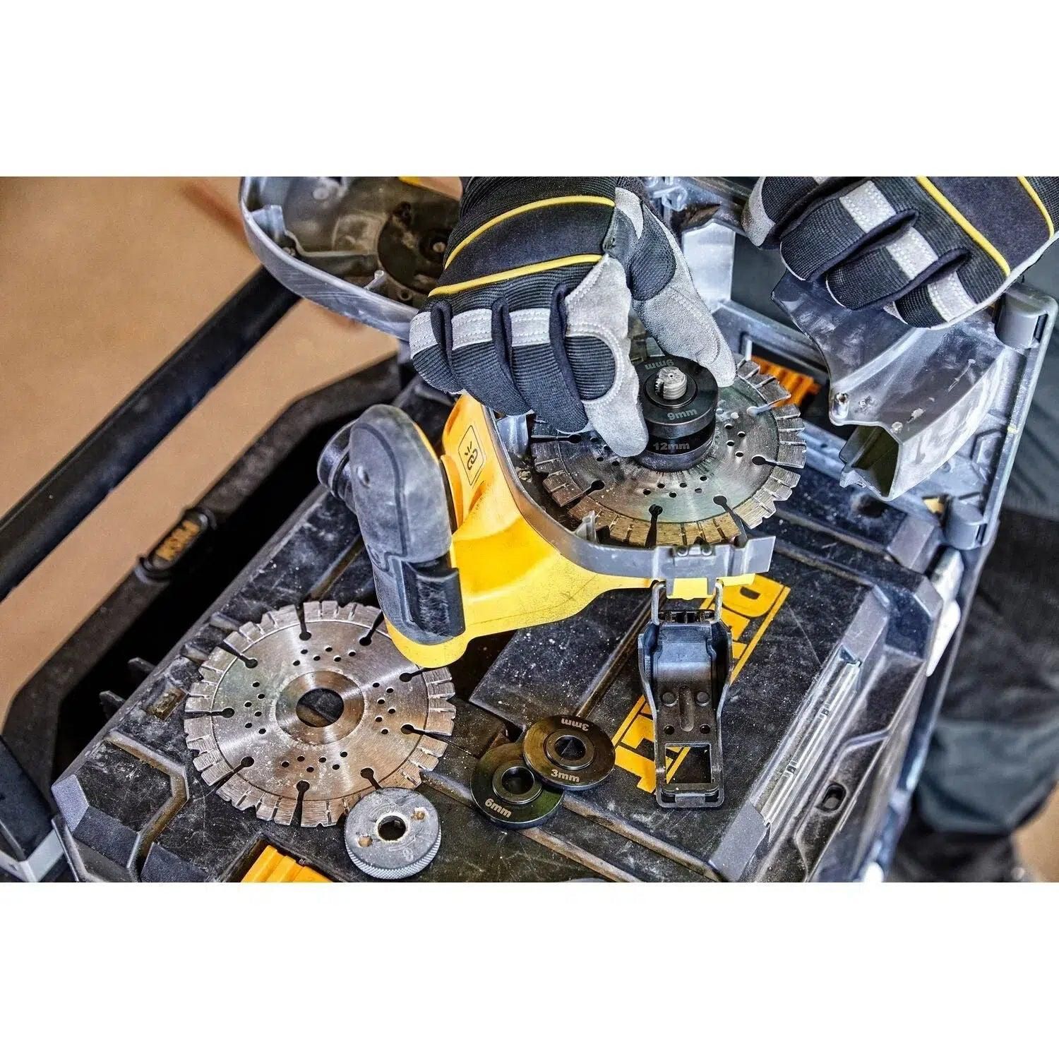 https://api.mastertools.nl/media/catalog/product/cache/4ac98b0d5e81b56bd000310ba88c60e0/d/e/dewalt-dcg200nt-accu-sleuvenfrees-54v-xr-flexvolt-basic-body-in-tstak-5035048705438-mastertools_nl-5.jpg