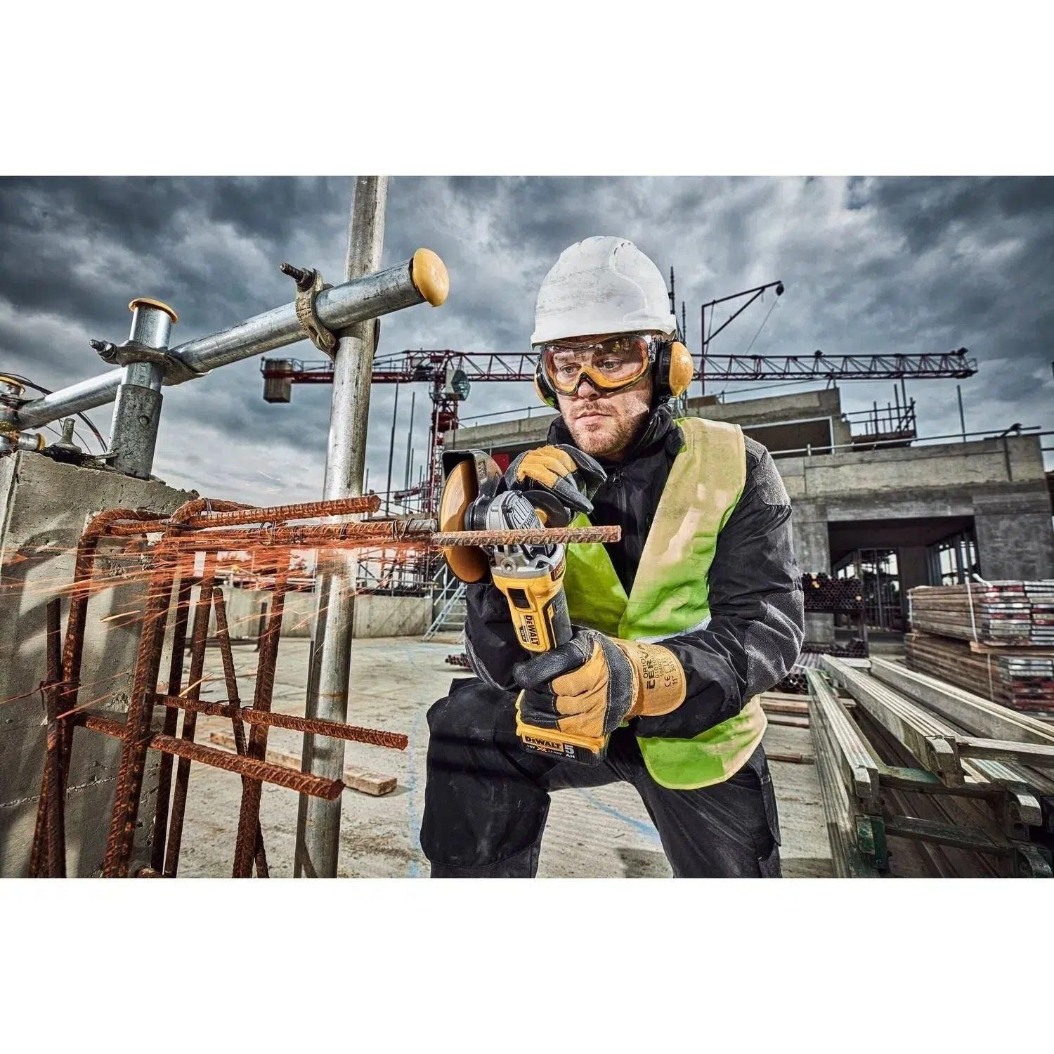 https://api.mastertools.nl/media/catalog/product/cache/4ac98b0d5e81b56bd000310ba88c60e0/d/e/dewalt-dcg405n-accu-haakse-slijper-125mm-18v-basic-body-5035048665503-mastertools_nl-3.jpg