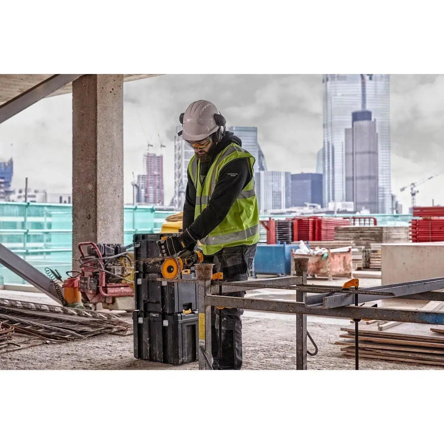 https://api.mastertools.nl/media/catalog/product/cache/4ac98b0d5e81b56bd000310ba88c60e0/d/e/dewalt-dcg418nt-accu-haakse-slijper-125mm-54v-flexvolt-basic-body-in-tstak-5035048734384-mastertools_nl-4.jpg