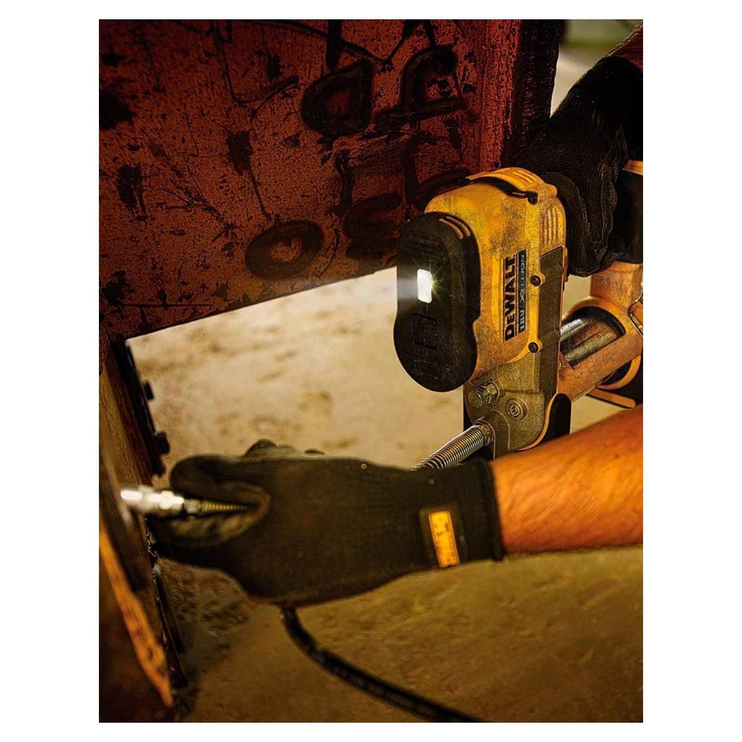 https://api.mastertools.nl/media/catalog/product/cache/4ac98b0d5e81b56bd000310ba88c60e0/d/e/dewalt-dcgg571nk-accu-vetspuit-18v-basic-body-in-koffer-5035048716076-mastertools_nl-4.jpg